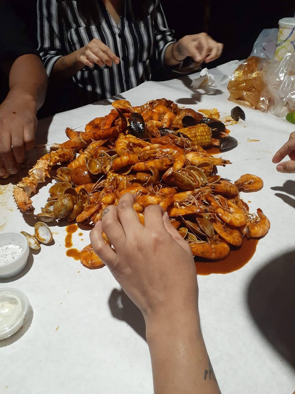 Star Crab | 10051 Magnolia Ave, Riverside, CA 92503, USA | Phone: (951) 977-9440