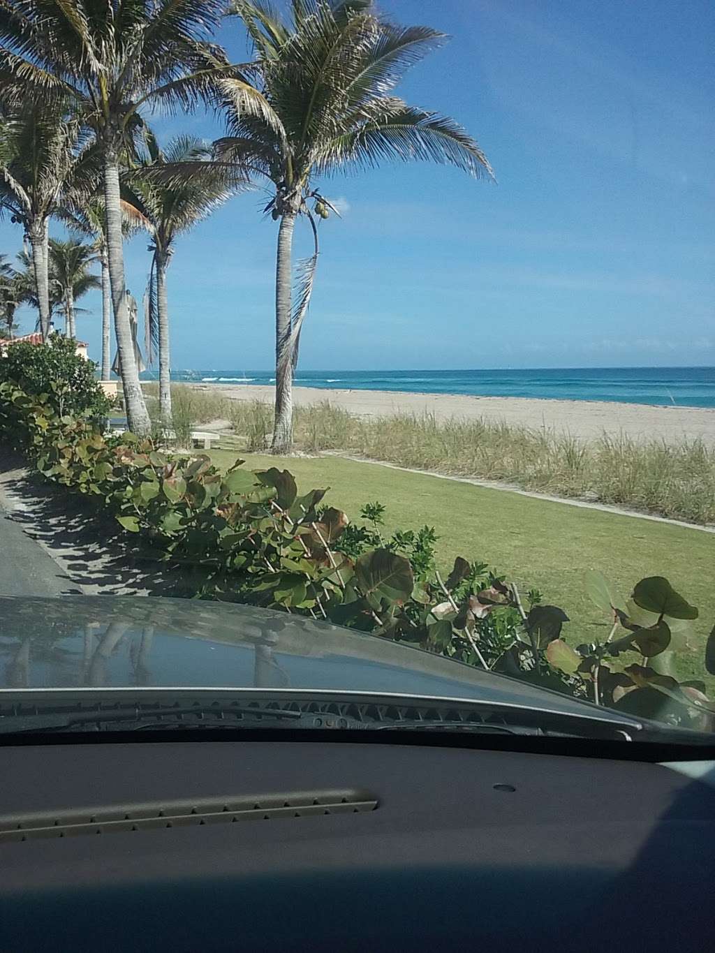 Public Beach Access | 399 N Ocean Blvd, Palm Beach, FL 33480, USA