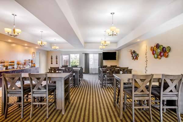 La Quinta Inn & Suites by Wyndham Fowler | 190 N 10th St, Fowler, CA 93625, USA | Phone: (559) 834-6300