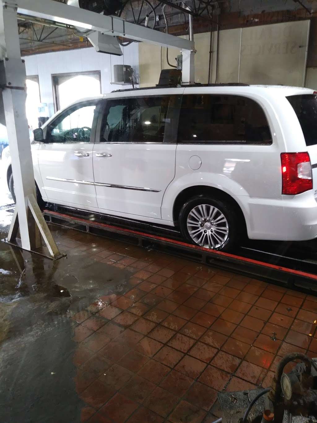 Calumet City Full Service Car Wash | 671 River Oaks Dr, Calumet City, IL 60409 | Phone: (708) 868-0077