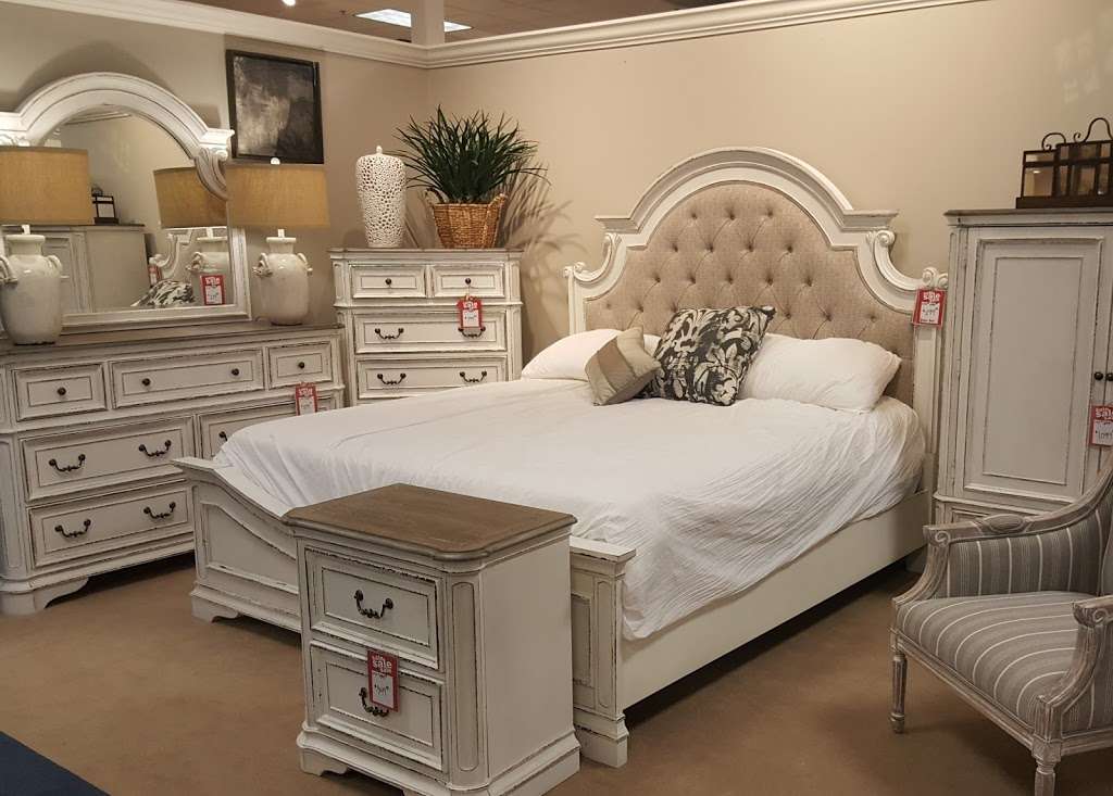 Godby Home Furnishings | 13610 N Meridian St, Carmel, IN 46032, USA | Phone: (317) 566-8720