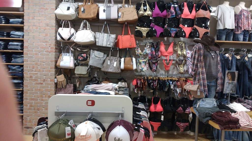 Buckle | 1837 Village West Pkwy Ste B105, Kansas City, KS 66111, USA | Phone: (913) 334-9655