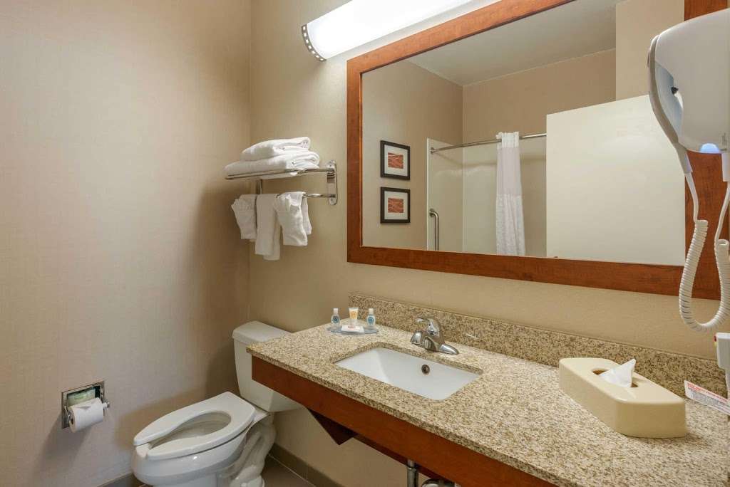 Comfort Inn Dfw Airport North | 5000 W John Carpenter Fwy, Irving, TX 75063, USA | Phone: (972) 929-5757