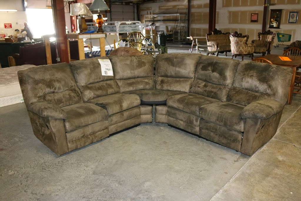 Bargain Barn Furniture | 100 NW 72nd St, Kansas City, MO 64118 | Phone: (816) 436-5255