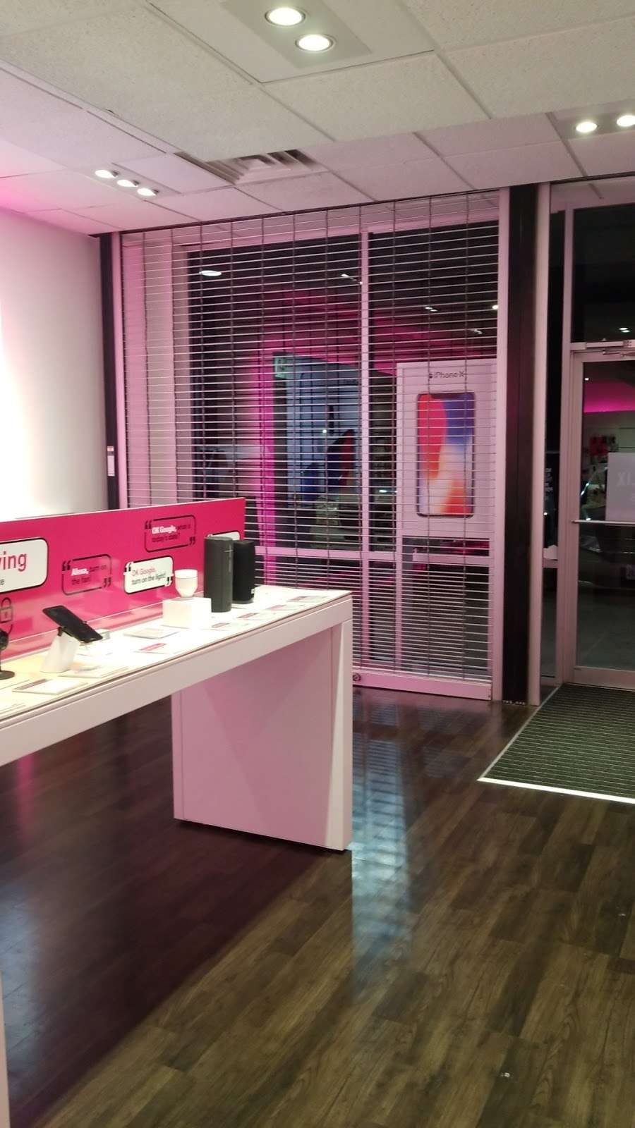 T-Mobile | 10208 Beechnut St, Houston, TX 77072, USA | Phone: (281) 933-9763