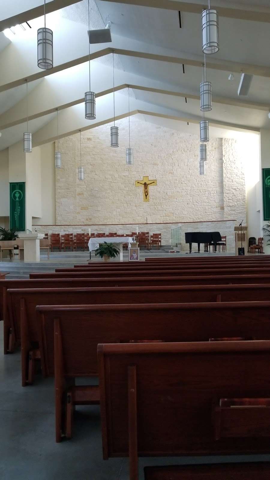 Holy Cross Catholic Church | 2926 E Ledbetter Dr, Dallas, TX 75216, USA | Phone: (214) 375-7457