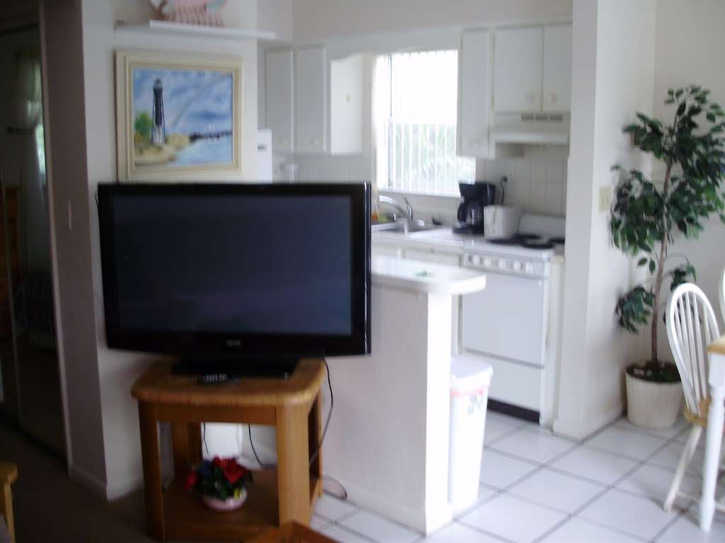 Beachside Gardens Suites | 2019 NE 4th Ct, Deerfield Beach, FL 33441, USA | Phone: (954) 427-0523