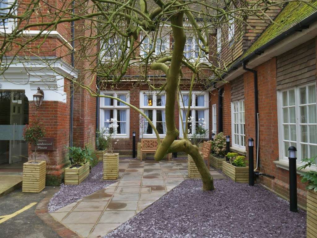 Houndswood House Care Home | Harper Ln, Radlett WD7 7HU, UK | Phone: 01923 708592