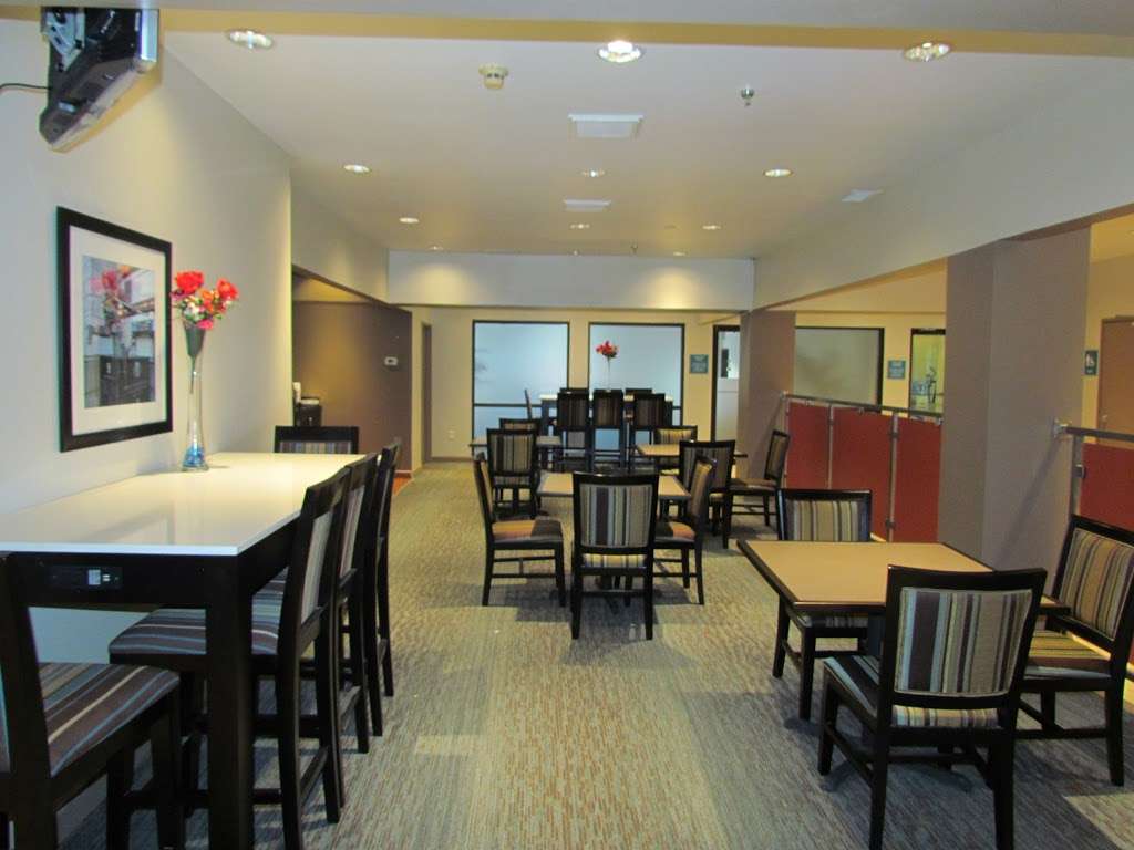 Ramada by Wyndham Glendale Heights/Lombard | 780 E N Ave, Glendale Heights, IL 60139 | Phone: (630) 942-9500
