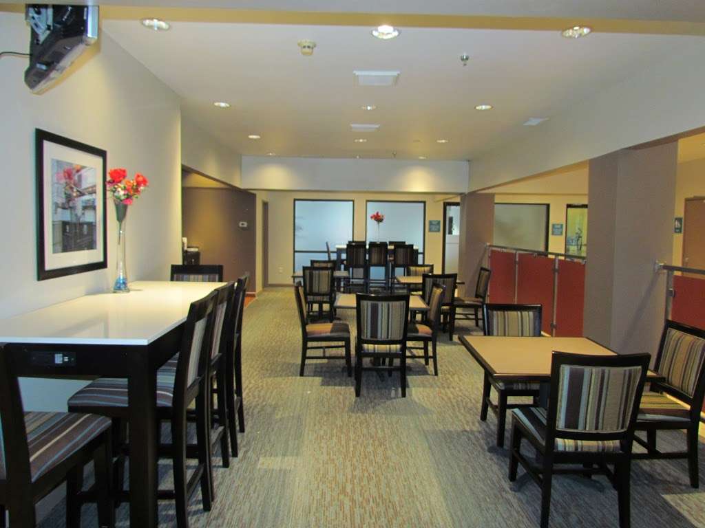 Ramada by Wyndham Glendale Heights/Lombard | 780 E N Ave, Glendale Heights, IL 60139, USA | Phone: (630) 942-9500