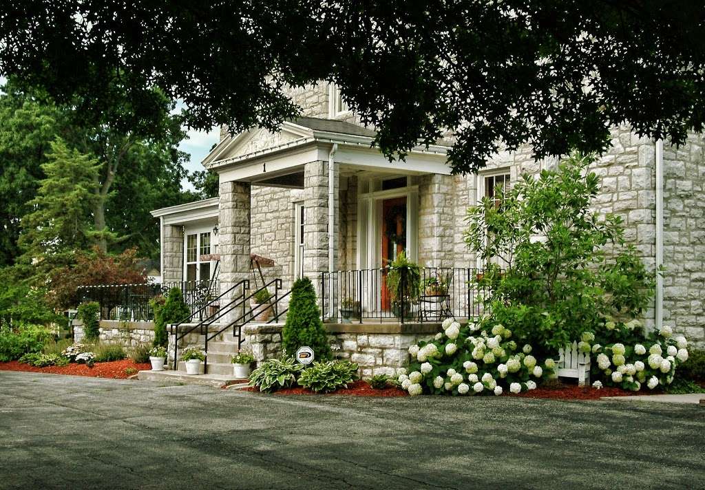 Hawthorn, A Bed and Breakfast | 1 Hawthorne Pl, Independence, MO 64052, USA | Phone: (816) 252-2607