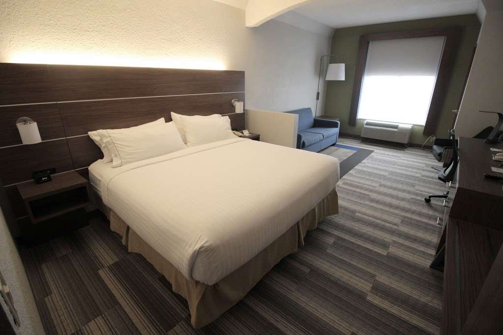 Holiday Inn Express & Suites Houston - Memorial Park Area | 7625 Katy Fwy, Houston, TX 77024, USA | Phone: (713) 688-2800