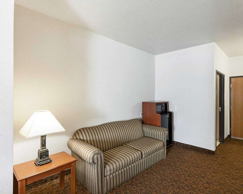 Quality Suites | 3602 SE Military Dr, San Antonio, TX 78223, USA | Phone: (210) 798-5000