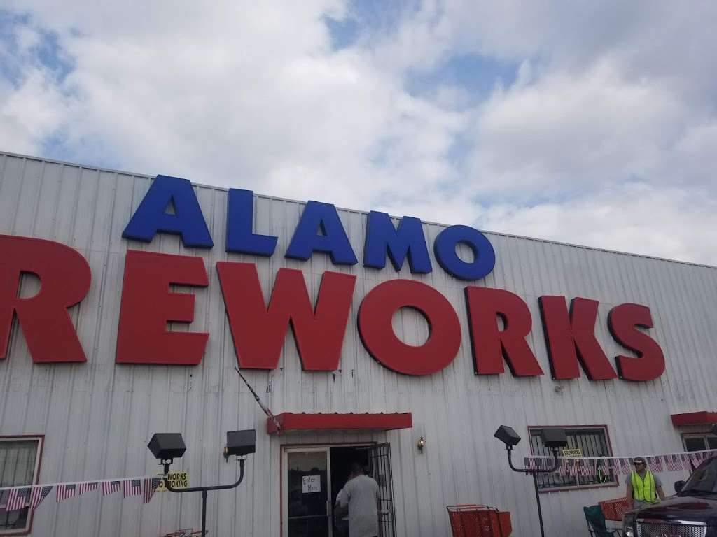 Alamo Fireworks Megastore | 1650 I-45, Hutchins, TX 75141, USA | Phone: (210) 667-1106