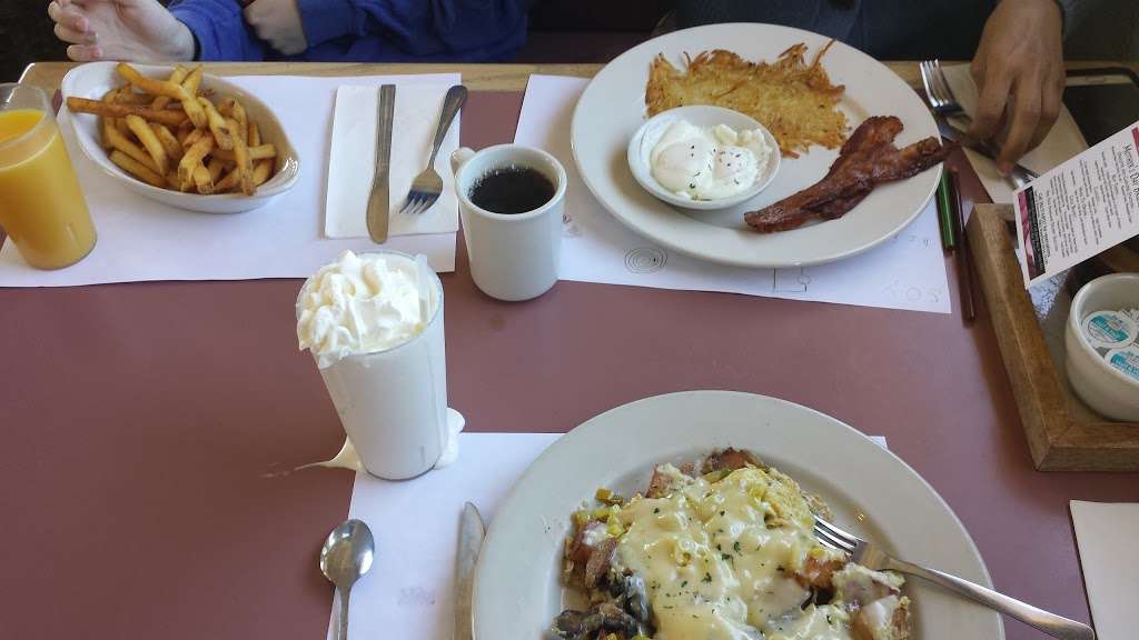 Sams Diner | 28432 N Lake Dr, Waterford, WI 53185, USA | Phone: (262) 662-4200