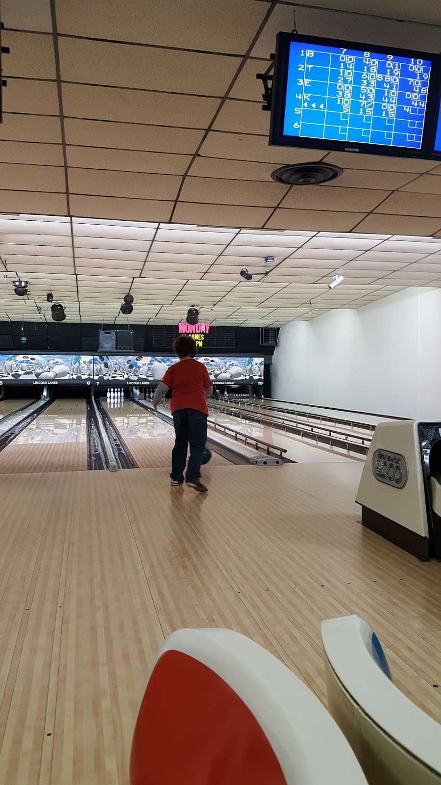 Lincoln Lanes Bowling Center | 2071 Lincoln Way E, Chambersburg, PA 17202, USA | Phone: (717) 263-4511