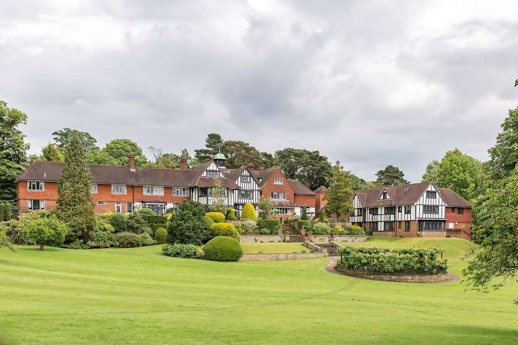 Barchester - Reigate Beaumont Care Home | Colley Ln, Reigate RH2 9JB, UK | Phone: 01737 225544