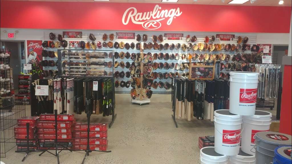 Rawlings Factory Store Lancaster, PA | 35 S Willowdale Dr Suite 118, Lancaster, PA 17602, USA | Phone: (717) 869-6561