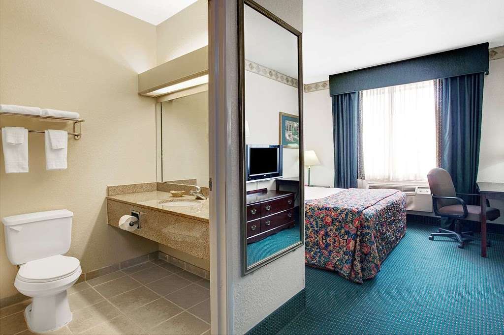 Days Inn & Suites by Wyndham Houston North/Aldine | 10137 North Fwy, Houston, TX 77037, USA | Phone: (832) 856-5399