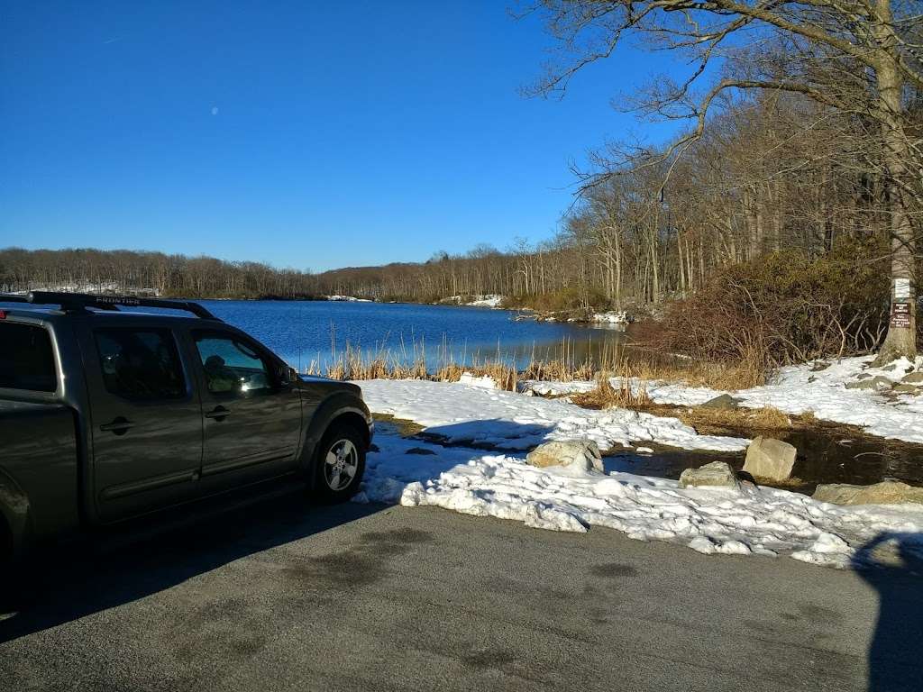 Lake Skannatati Parking | Skanatati, Southfields, NY 10975, USA