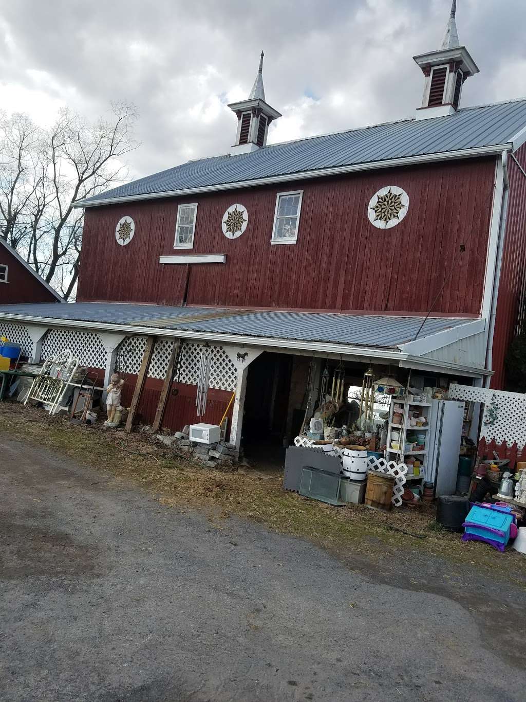 Lizzie"s Junk Barn in 15 Hinterleiter Rd, Kutztown, PA 19530, USA