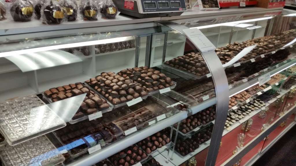 Pandolfis Fine Chocolates | 40 N Main St, Bellingham, MA 02019, USA | Phone: (508) 966-9840