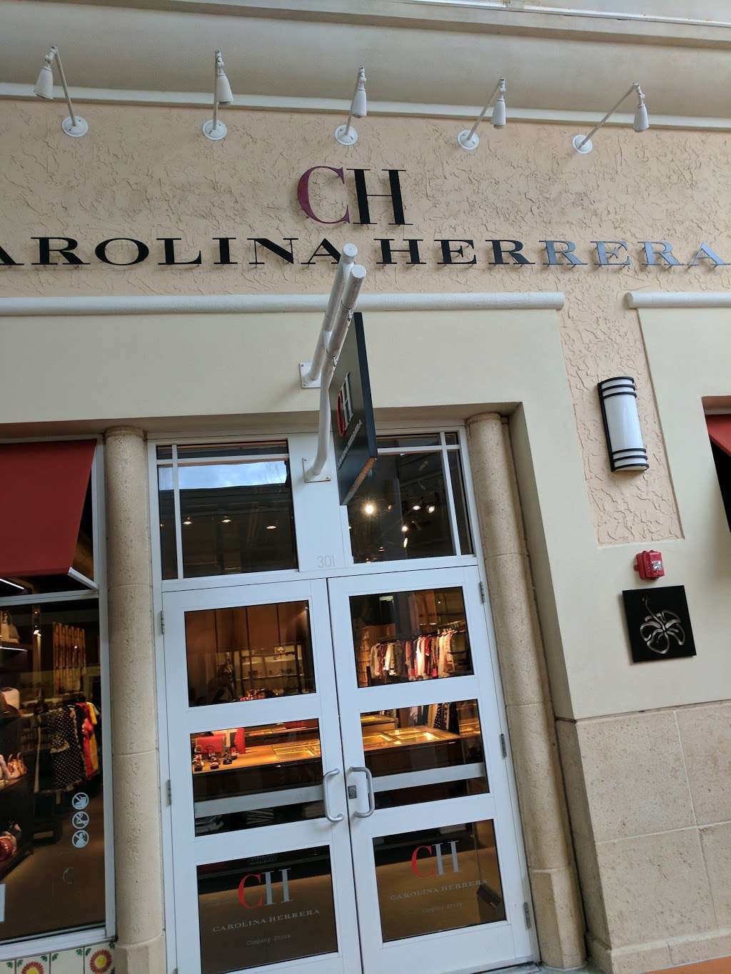 CH Carolina Herrera | Premium Outlets, 8200 Vineland Ave #301, Orlando, FL 32821 | Phone: (407) 465-5524