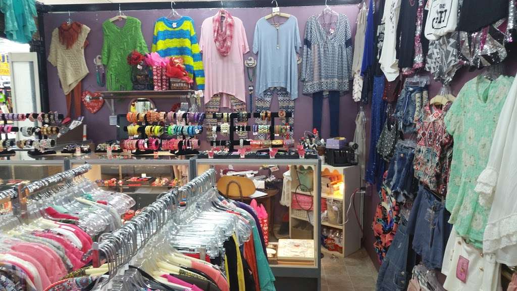 Its A Girl Thing Boutique | 606 N Main St, Highlands, TX 77562, USA | Phone: (281) 426-3223