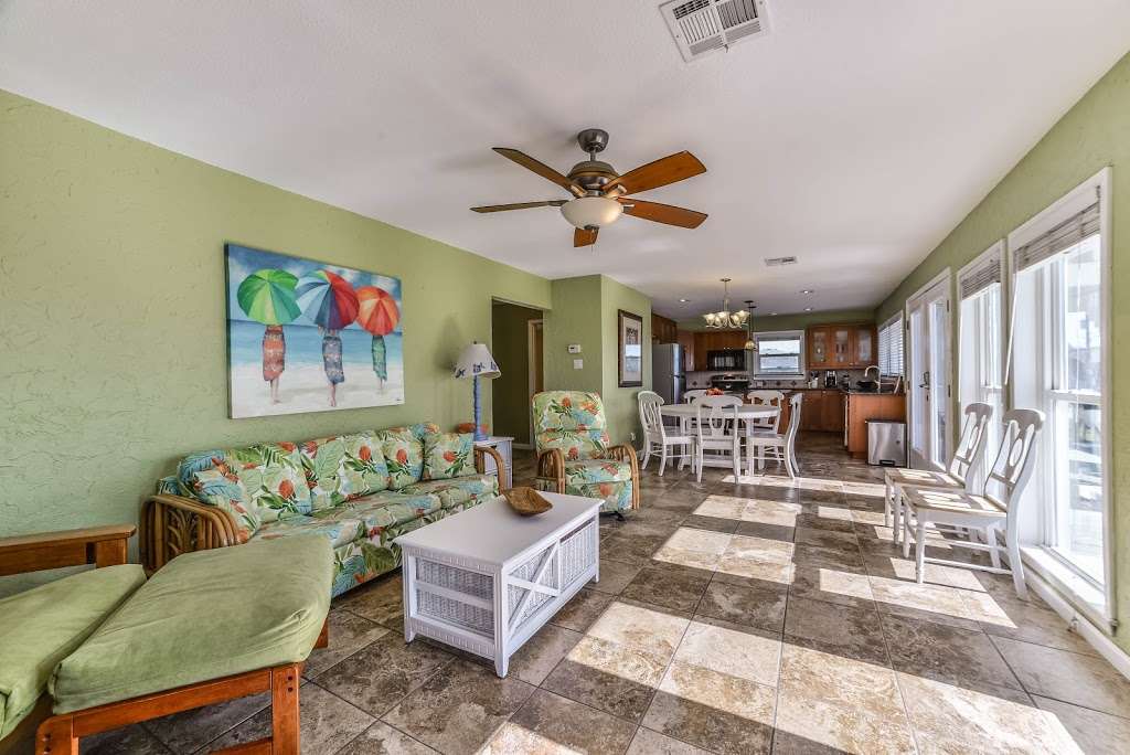 Lazy Daze Vacation Rental | 16622 Jamaica Beach Rd, Jamaica Beach, TX 77554, USA | Phone: (303) 588-4292