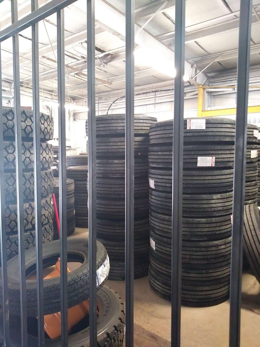 D.H. Tire Truck Tire Center 1039, 3611 N McCarty St, Houston, TX