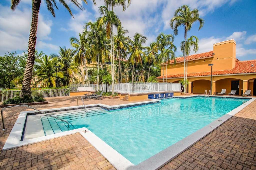 Gatehouse On the Green Apartments | 150 SW 91st Ave, Plantation, FL 33324, USA | Phone: (954) 424-0600