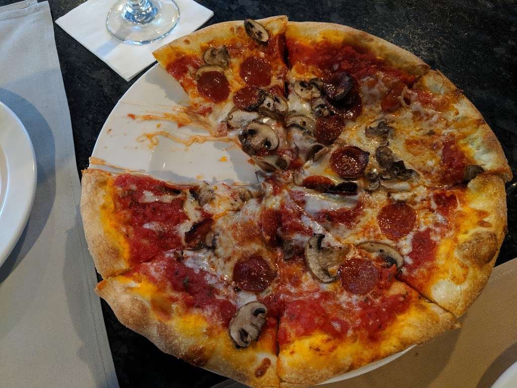 Giuseppes Pizzeria and Bistro | 19 Smith Ave, Greenville, RI 02828, USA | Phone: (401) 349-3377