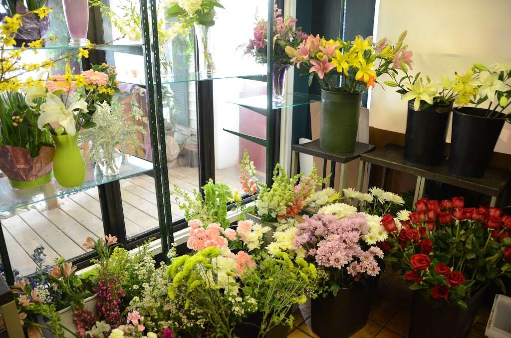 Briannas Flowers | 102 W Lake St, Bloomingdale, IL 60108, USA | Phone: (630) 351-1966