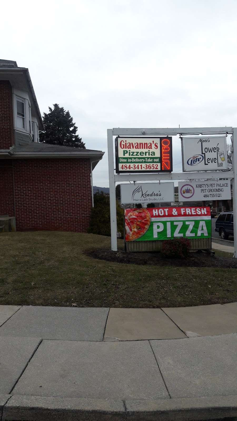 Giavannas Pizzería | 1500 New Holland Rd Ste E3, Reading, PA 19607 | Phone: (484) 341-3652