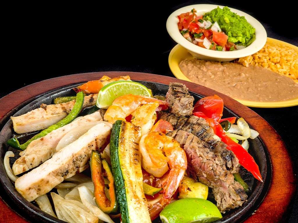 Lunas Mexican Restaurant | Mainland Crossing, 9300 Emmett F Lowry Expy, Texas City, TX 77591, USA | Phone: (409) 986-7919