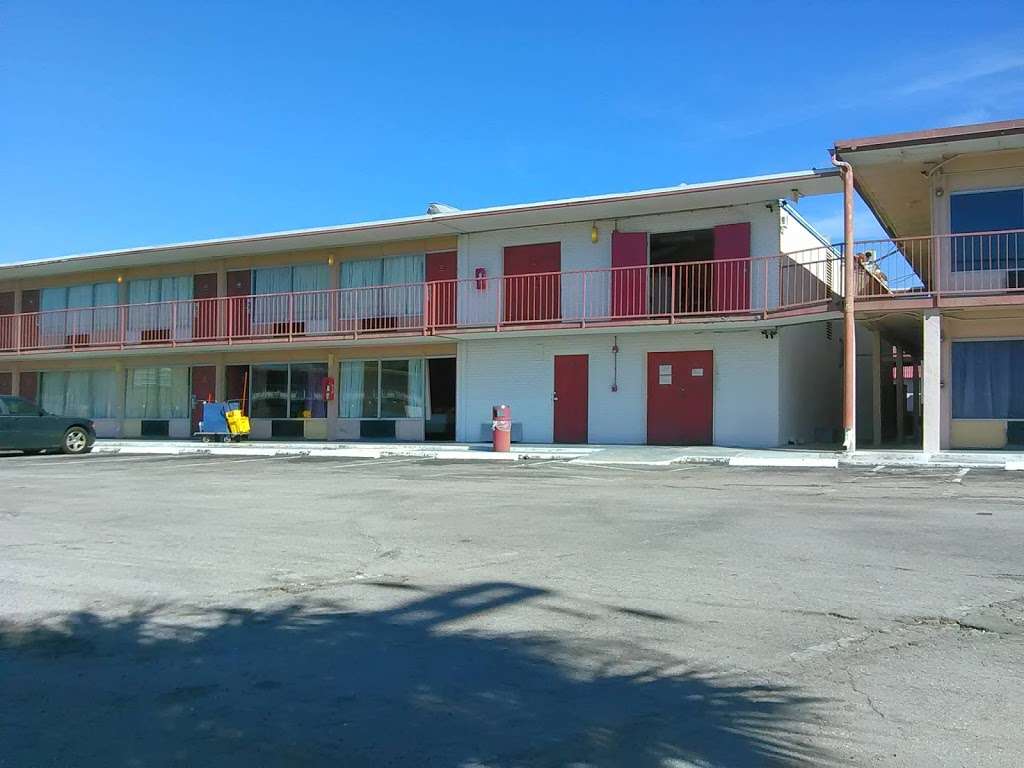 Paramount Lakeside Inn & Suites | 910 E Memorial Blvd, Lakeland, FL 33801, USA | Phone: (863) 683-0477
