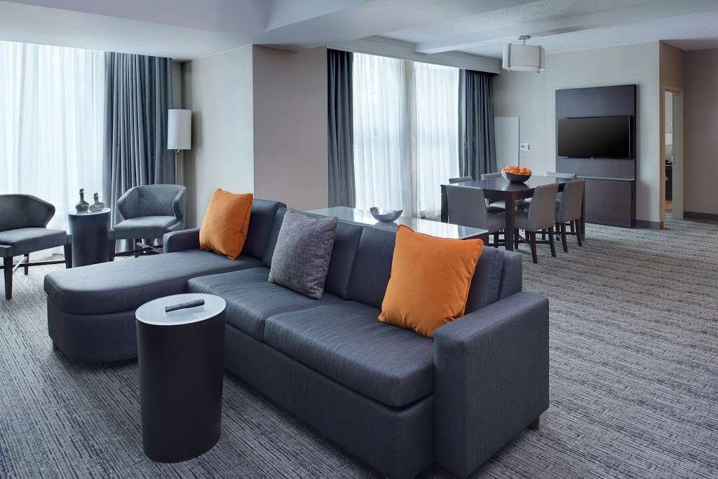 Chicago Marriott Suites OHare | 6155 N River Rd, Rosemont, IL 60018, USA | Phone: (847) 696-4400