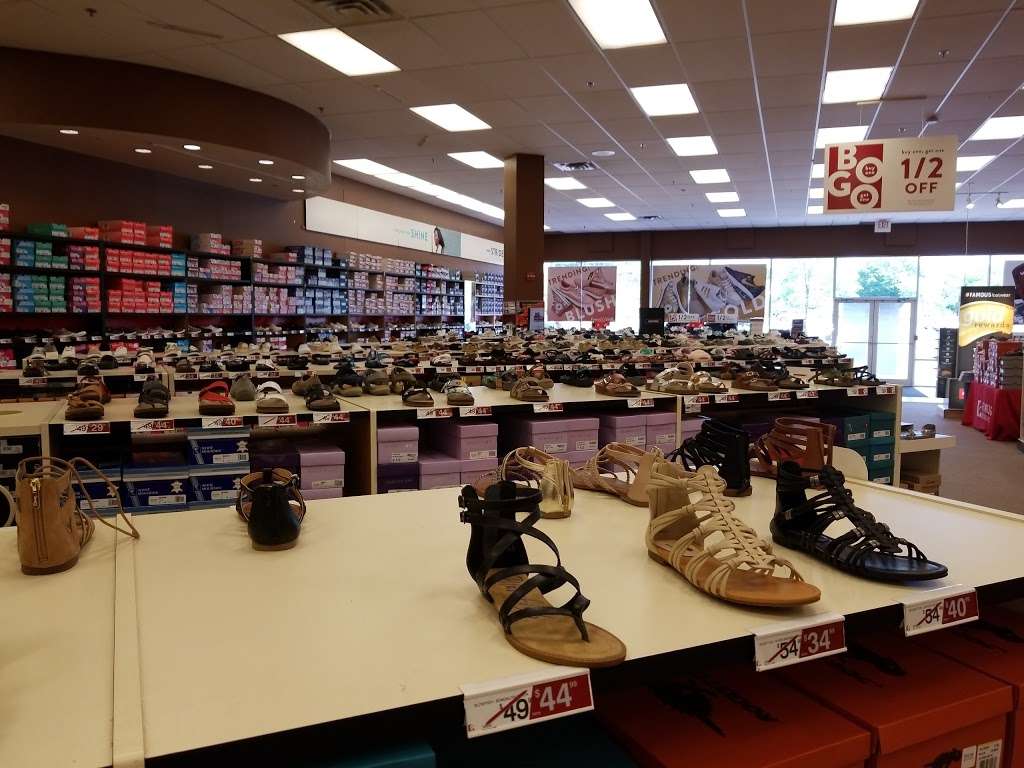 Famous Footwear | 977 Valley Rd, Gillette, NJ 07933, USA | Phone: (908) 605-2022