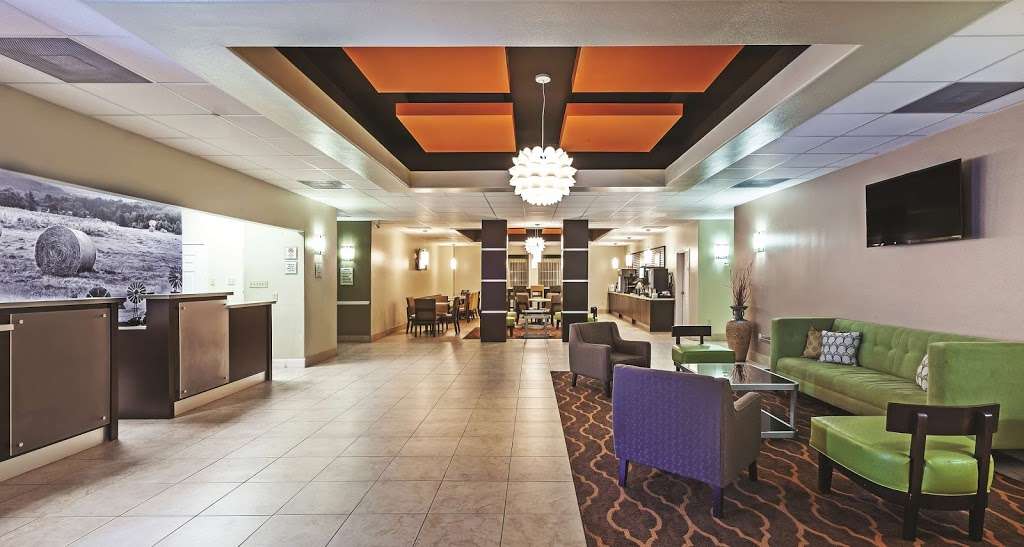 La Quinta Inn & Suites by Wyndham Angleton | 2400 W Mulberry St, Angleton, TX 77515 | Phone: (979) 864-3383