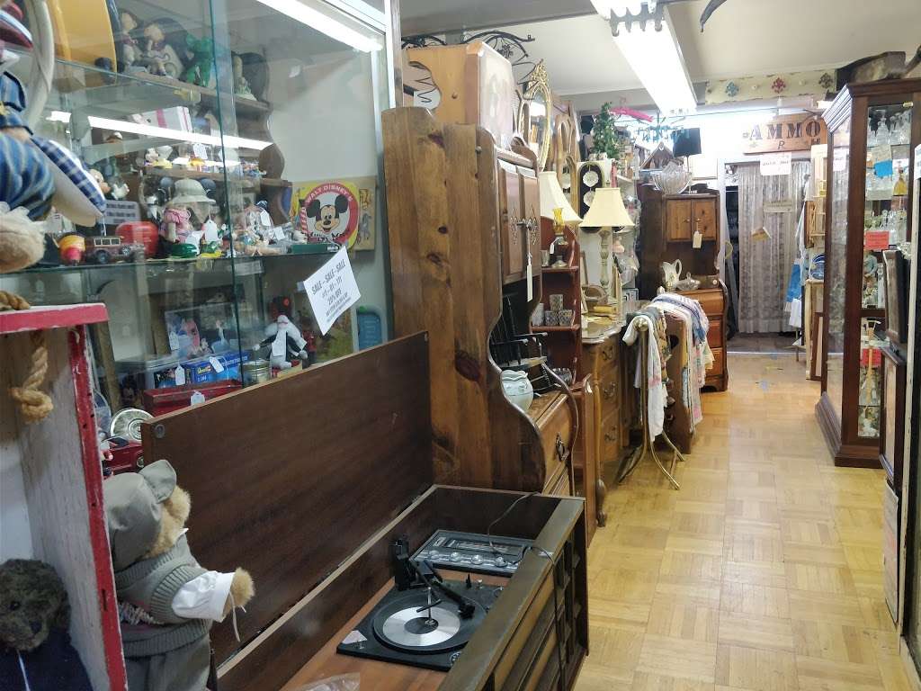 One Block West Antiques & Collectibles | 20 S Gold St, Paola, KS 66071, USA | Phone: (913) 294-8499