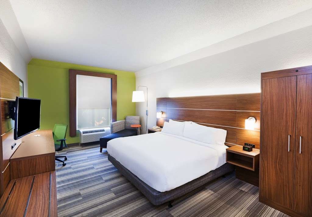 Holiday Inn Express & Suites Houston - Memorial Park Area | 7625 Katy Fwy, Houston, TX 77024, USA | Phone: (713) 688-2800