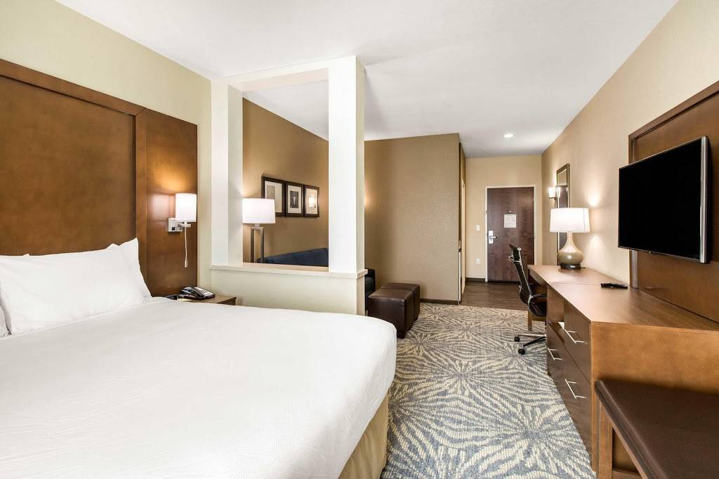 Comfort Suites - South Austin | 5001 S IH 35 Frontage Rd, Austin, TX 78744, USA | Phone: (512) 953-8392