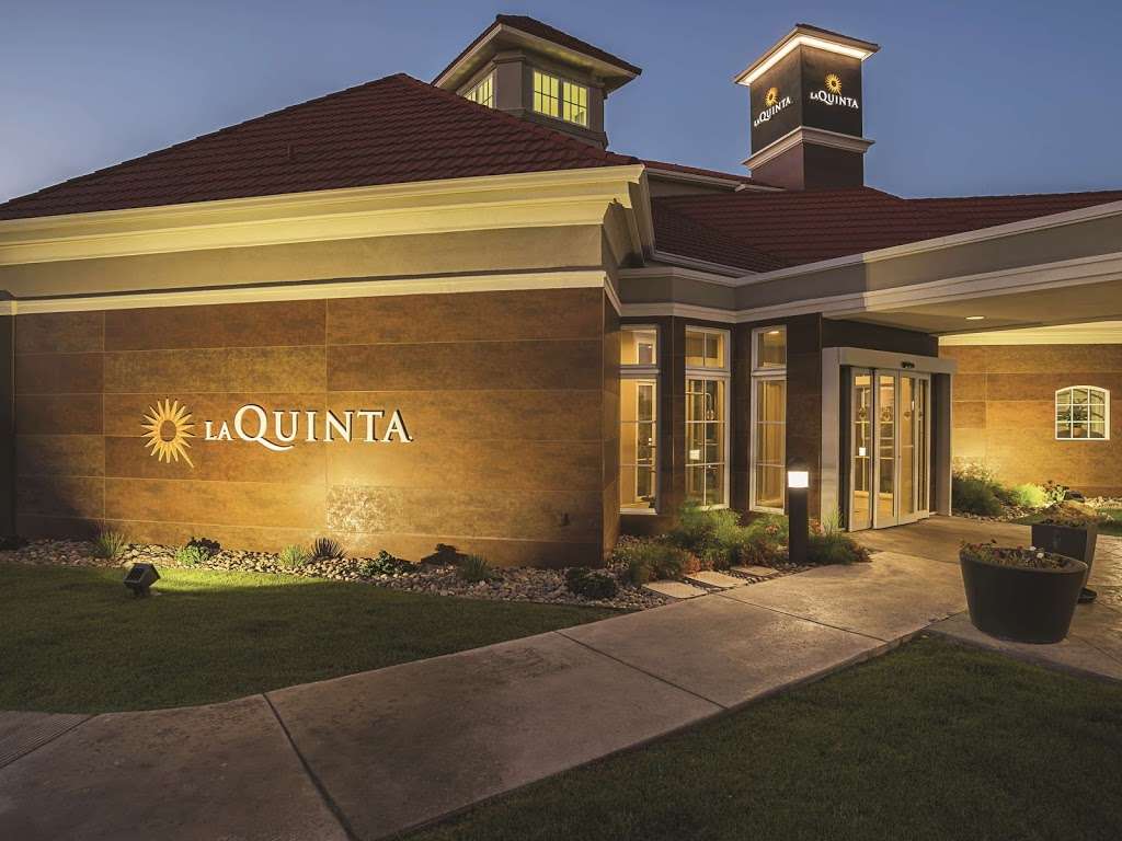 La Quinta Inn & Suites by Wyndham Phoenix Chandler | 15241 S 50th St, Phoenix, AZ 85044, USA | Phone: (480) 961-7700