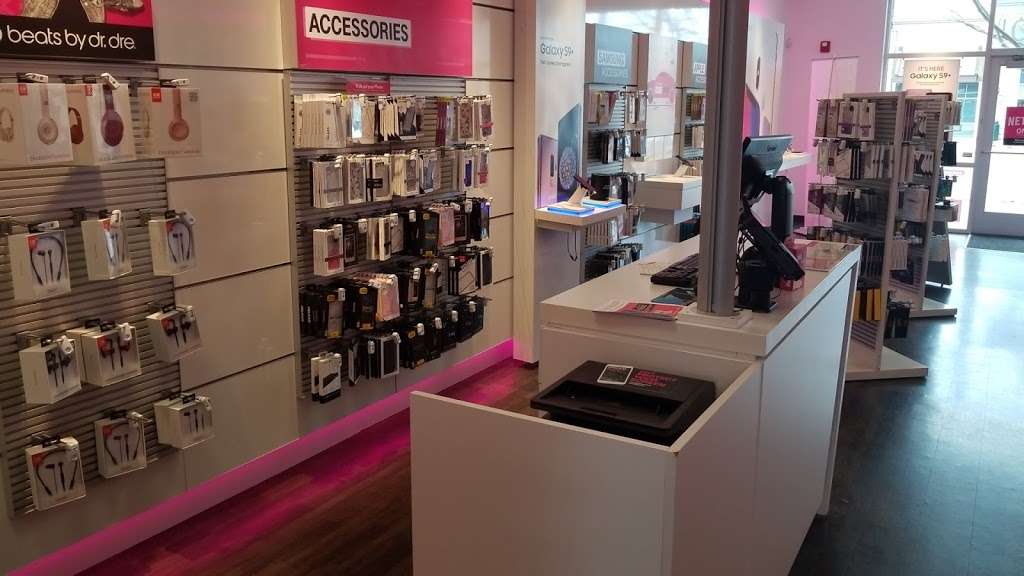 T-Mobile | 1550 Fall River Dr #140, Loveland, CO 80538, USA | Phone: (970) 461-1916