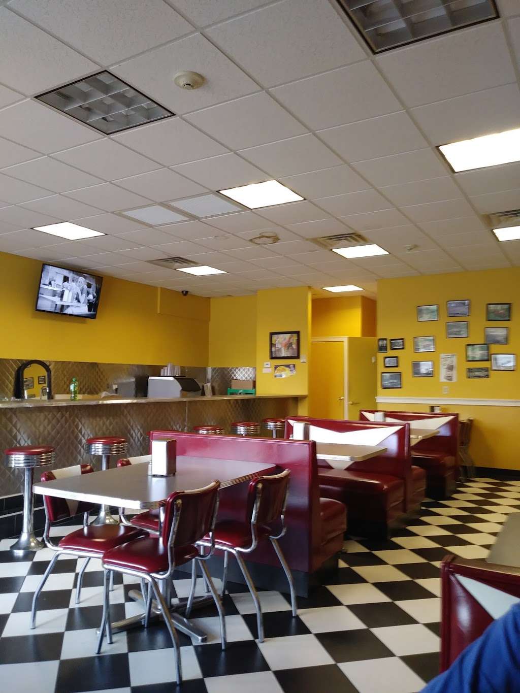 Randolph Famous Pizza | 408 Center St, Randolph, MA 02368 | Phone: (781) 961-9070