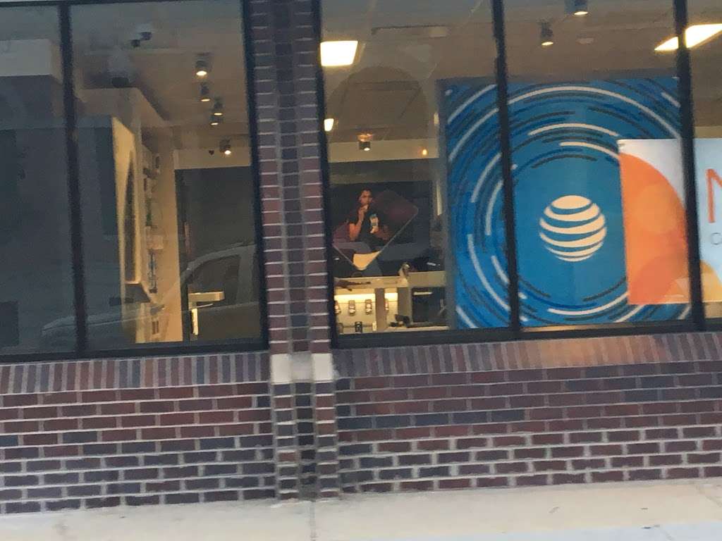 AT&T Store | 1724 W Lawrence Ave, Chicago, IL 60640 | Phone: (312) 586-7110