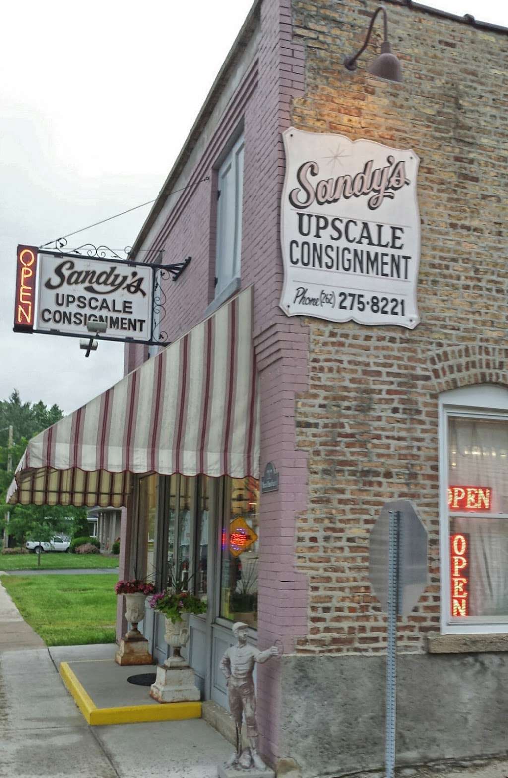 Sandys Upscale Consignment | 212 N Main St, Walworth, WI 53184, USA | Phone: (262) 275-8221
