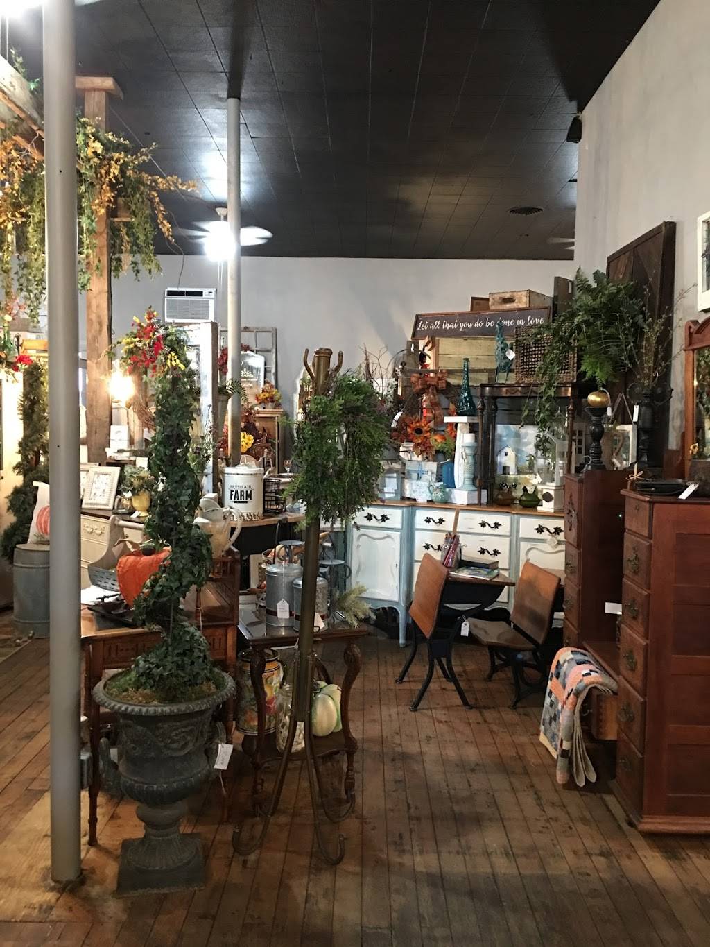 Vintage marketplace on 2nd street | 2033 2nd St, Selma, CA 93662, USA | Phone: (559) 898-3075