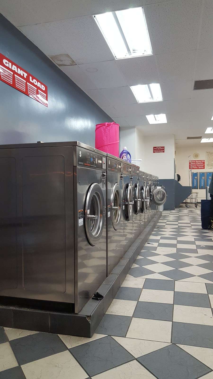 Mr Bubbles 24 Hour Laundry - laundry  | Photo 4 of 10 | Address: 1360 S Mission Rd, Fallbrook, CA 92028, USA | Phone: (760) 731-9767
