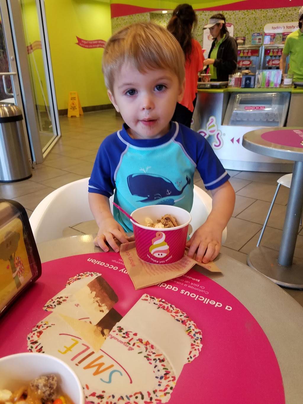 Menchies Frozen Yogurt | 301 W Parkwood Ave, Friendswood, TX 77546, USA | Phone: (281) 482-2806